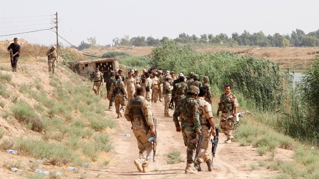 Membros das forças de segurança curdas iraquianas participam da implementação e reforço de tropas nos arredores da cidade de Kirkuk; Militantes mulçumanos sunitas avançam com violência e já dominam regiões ao norte do país