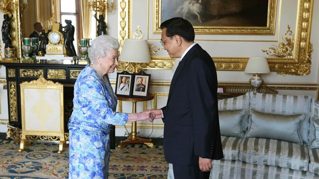 A rainha Elizabeth, da Grã-Bretanha, recebe o premiê chinês, Li Keqiang, no castelo de Windsor, ao sul da Inglaterra