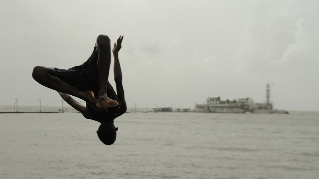 Garoto indiano salta no Mar Arábico na cidade de Mumbai; Em clima de monções, a índia têm enfrentado altas temperaturas nos últimos dias