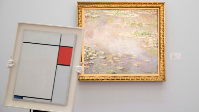 Composição do artista Piet Mondrian é fotografada ao lado da obra de Claude Monet; A exposição faz parte de um leilão que acontece em Londres, na Inglaterra