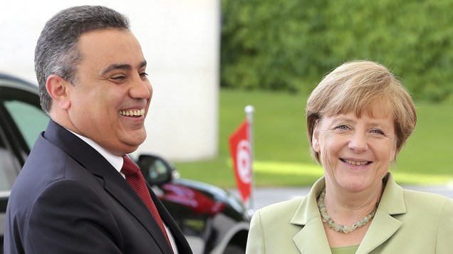 A chanceler alemã Angela Merkel recebe o primeiro-ministro da Tunísia, Mehdi Jomaa, em Berlim
