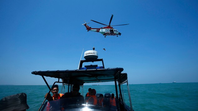 Um naufrágio próximo ao litoral da Malásia deixou ao menos 42 pessoas desaparecidas; Oficiais da Marinha ainda realizam operações de busca no local onde aconteceu o acidente na última terça-feira (17)