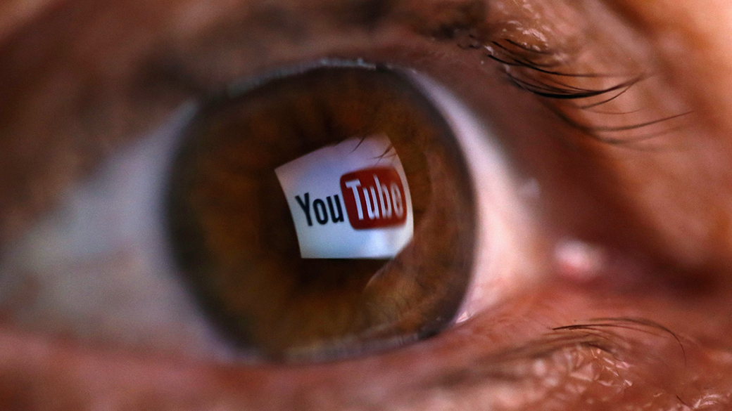 Ilustração mostra o logotipo do 'YouTube' refletido no olho humano; O site informou neste mês que planeja lançar, no mais popular site de vídeos online do mundo, um serviço de música paga
