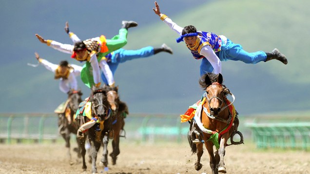 Atletas participam da tradicional competição à cavalos da cidade de Hong Yuan, na China