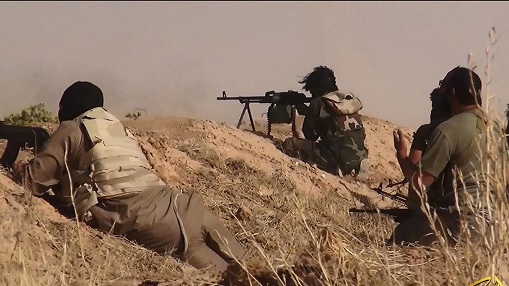 Militantes do Estado islâmico do Iraque tomam posição perante o avanço das tropas jihadistas na região da divisa com a Síria; O grupo radical tomou o controle de uma passagem da fronteira na província de Al Anbar, ao oeste do país