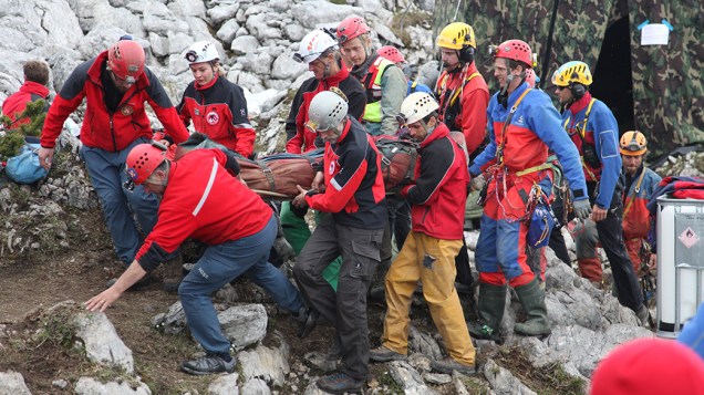 Equipe de resgate presta socorro à Johann Westhauser; O explorador ficou quase 15 dias preso dentro de uma caverna após se acidentar a 1 km de profundidade na região sul da Alemanha. O procedimento para retirá-lo levou vários dias e envolveu dezenas de profissionais