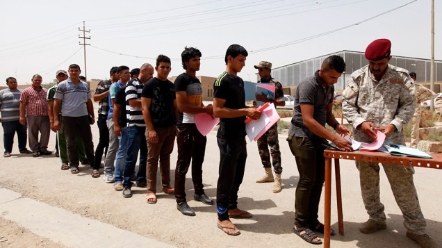 Centenas de voluntários uniram-se ao exército iraquiano para combater os militantes radicais sunitas que tomaram controle de regiãoes ao norte do país; Na foto, jovens participam de recruta na cidade de Bagdá