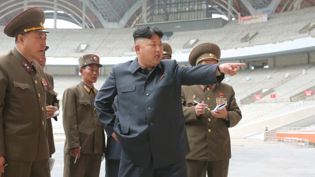 Em Pyongyang, capital da Coréia do Norte, o ditador Kim Jong Un dá ordens para a reforma do estádio Primeiro de Maio