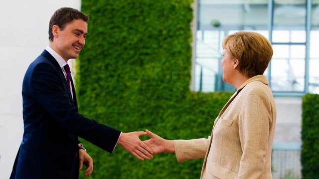 A chanceler alemã Angela Merkel recebe o primeiro-ministro da Estônia, Taavi Roivas, em Berlim