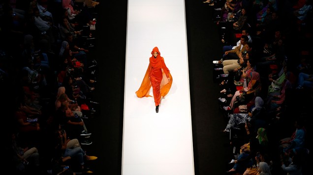 Modelo apresentou criação da estilista Madeena durante a Semana da Moda de Kuala Lumpur, na Malásia