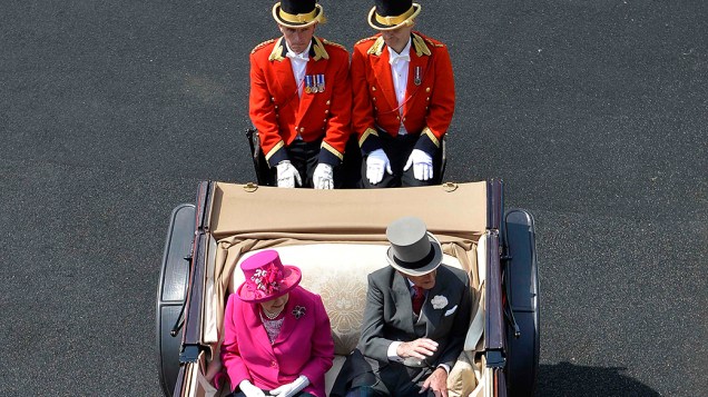 A rainha da Grã-Bretanha, Elizabeth II, e o príncipe Philip chegam de carruagem para prestigiar o quarto dia da Raoyal Ascot, a tradicional corrida de cavalos em Berkshire, Inglaterra