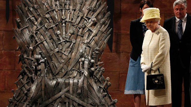 A rainha Elizabeth II olha para o Trono de Ferro, durante visita ao elenco da série de televisão Game of Thrones em Belfast, na Irlanda do Norte