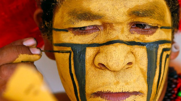 Em comemoração à Copa do Mundo de Futebol, homem pintou o rosto na vila de Santa Cruz Cabrália, ao norte de Porto Seguro