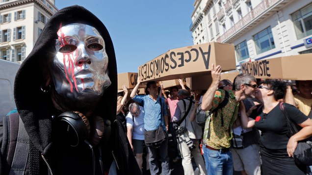 Na França, trabalhadores temporários ligados à arte, conhecidos como intermitentes, fazem um protesto contra os planos do governo em cortar os pacotes de seguro-desemprego para a categoria