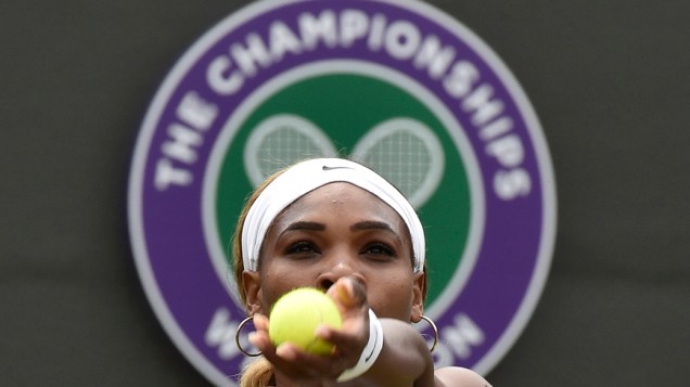 A americana Serena Williams prepara-se para a partida da rodada feminina de tênis no Campeonato de Wimbledon, em Londres, na Inglaterra
