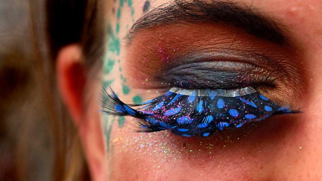 Participante exibe maquiagem com cílios postiços durante o festival Glastonbury, em Londres, Inglaterra