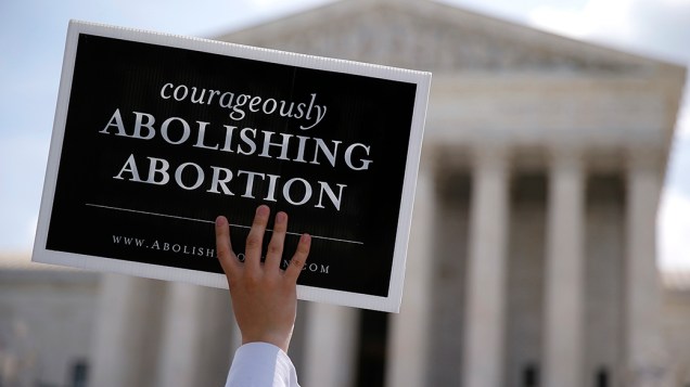 Grupo celebra a decisão da Suprema Corte dos Estados Unidos - que revogou a lei da zona de proteção em torno de clínicas de aborto - do lado de fora do Tribunal, em Washington 