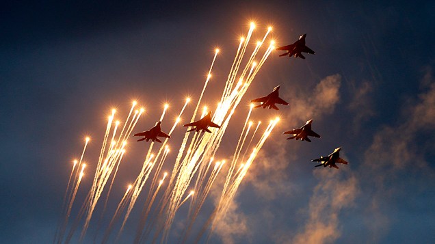 Caças bielorrussos MiG-29 participam de ensaio para uma parada militar em Minsk. O evento que marcará o 70º aniversário da libertação do país dos nazistas ocorrerá no dia 3 de Julho