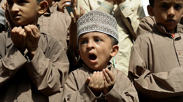 Crianças muçulmanas participaram de uma oração especial para pedir chuvas, em Mumbai, na Índia