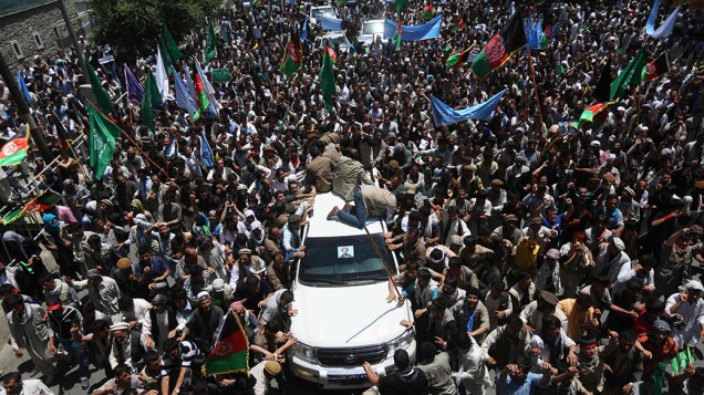 Afegãos durante uma manifestação de apoio ao candidato presidencial, Abdullah Abdullah, na capital Cabul