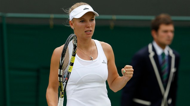 Carloline Wozniacki, da Dinamarca, reage depois de ganhar um ponto durante partida de tênis no Campeonato de Wimbledon, em Londres
