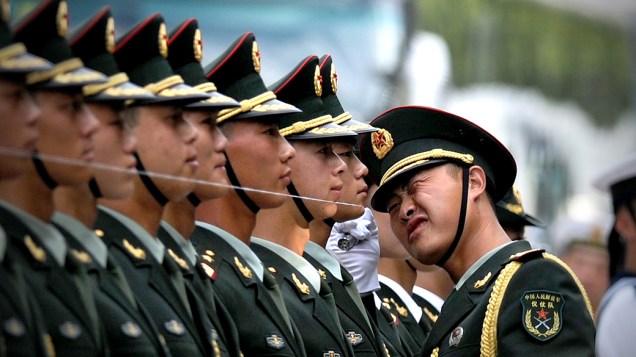 Guardas chineses se prepararam para a chegada do Presidente, Mianmar Thein Sein, em cerimônia de boas-vindas, no Salão do Povo, em Pequim