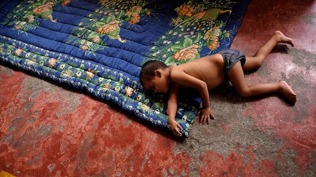 Criança hondurenha dorme em um abrigo de imigrantes em Tapachula, Chiapas, no México