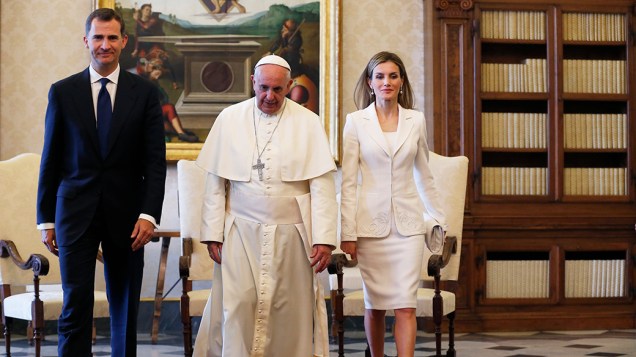 Papa Francisco com o rei da Espanha, Felipe VI, e a rainha Letícia, durante audiência privada no Vaticano
