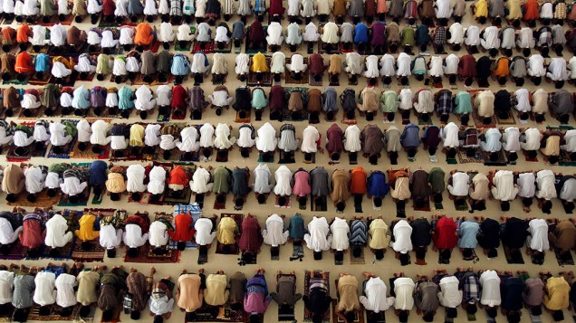 Alunos de uma escola islâmica realizam orações em uma mesquita no primeiro dia do mês de jejum sagrado do Ramadã, em Medan, na Indonésia