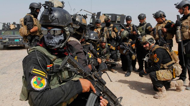 Membros das Forças de Operações Especiais do Iraque se prepararam para patrulha na cidade de Jurf al-Sakhar, ao sul de Bagdá