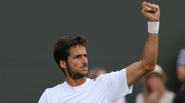 Feliciano Lopez, da Espanha, reage depois de ganhar um ponto contra o jogador dos Estados Unidos, John Isner, durante partida da terceira rodada do Torneio de Wimbledon, em Londres