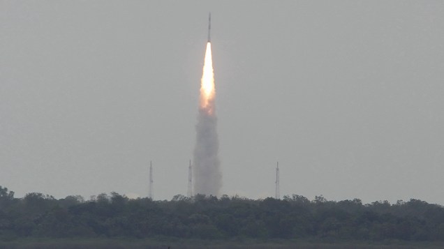 O Satélite indiano Polar Launch Vehicle, decola da ilha Sriharikota, ao sul do país, transportando satélites da França, Alemanha, Canadá e Singapura 