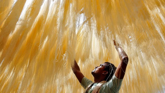 Homem organiza fios de aletria, usado para fazer doces e sopas, em uma fábrica na cidade indiana de Allahabad
