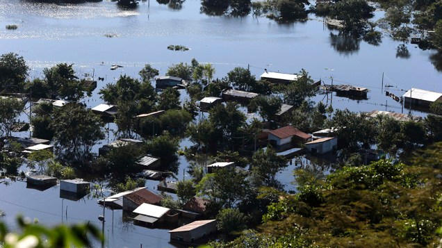 Casas são parcialmente submersas depois de uma enchente na cidade de Assunção, no Paraguai; A Secretaria de Emergência Nacional estima que cerca de 40 mil famílias foram afetadas