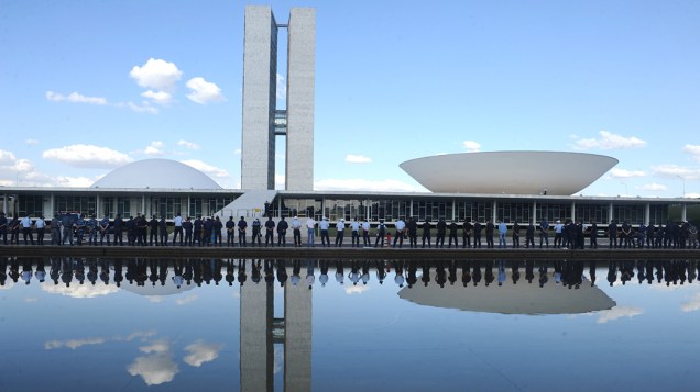 Guardas Municipais fazem protesto em frente ao Congresso Nacional, em Brasília