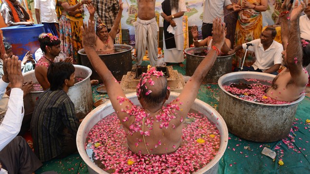 Indianos brâmanes hindus durante ritual para apaziguar o deus da chuva, nos arredores de Ahmedabad, ao leste do país