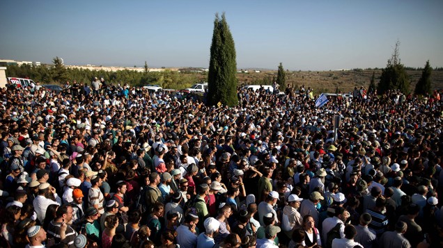 Milhares de pessoas assistem ao funeral de três jovens israelenses seqüestrados e mortos, na segunda-feira (30), em Modiin, Israel