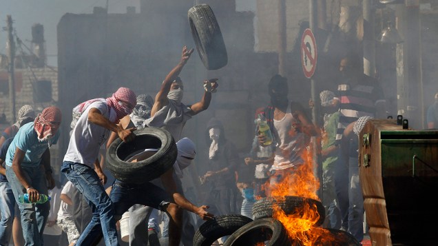 Palestinos são vistos durante confrontos com a polícia israelense em Shuafat, um subúrbio árabe de Jerusalém