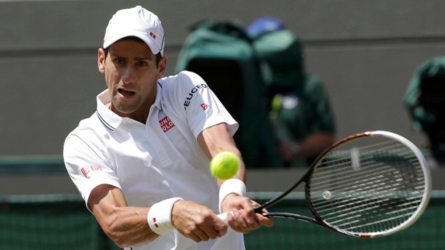 O tenista sérvio, Novak Djokovic, durante as quartas-de-final do tênis contra Marin Cilic, da Croácia, no Campeonato de Wimbledon, em Londres