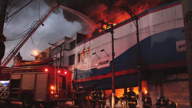 Incêndio atinge galpão da loja Armarinhos Fernando na Alameda Santo Amaro, zona sul de São Paulo, nesta quarta-feira (02)