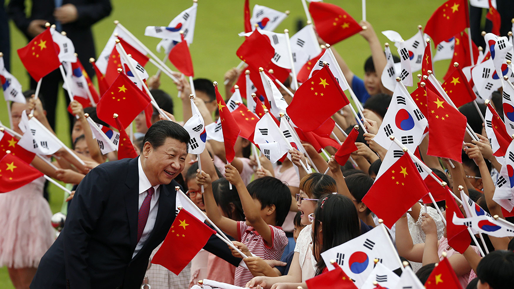 O presidente chinês, Xi Jinping, cumprimenta crianças durante cerimônia de boas-vindas, na Casa Azul, em Seul