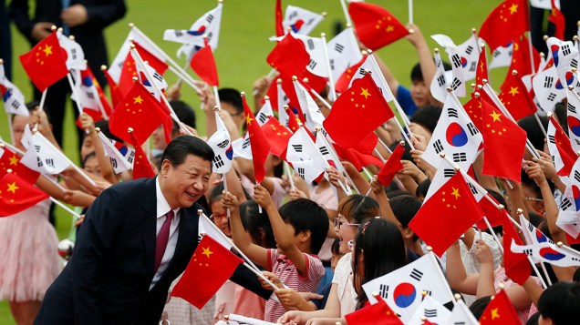 O presidente chinês, Xi Jinping, cumprimenta crianças durante cerimônia de boas-vindas, na Casa Azul, em Seul