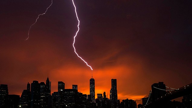 Raio atinge o One World Trade Center, em Manhattan, durante o por-do-sol depois de uma tempestade de verão em Nova York