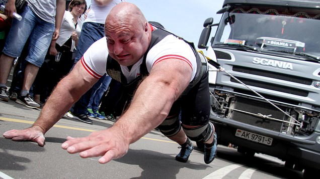 Atleta puxa um caminhão de 15 toneladas durante as comemorações do Dia da Independência da Bielorrússia, em Minsk