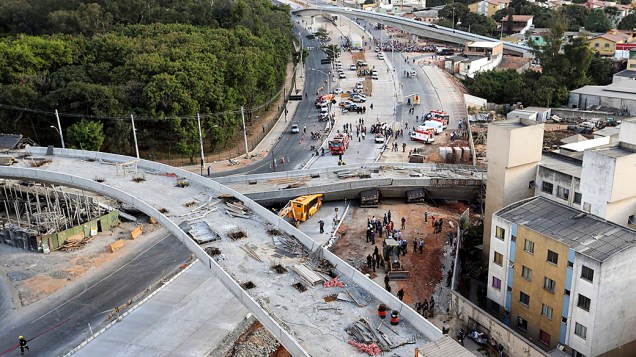 O viaduto, que estava em construção desabou sobre parte de um ônibus, vários caminhões e um veículo que trafegava na Avenida Dom Pedro I, no bairro São João Batista, em Belo Horizonte