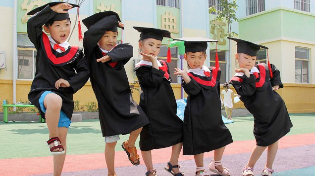 Crianças fazem pose para foto durante cerimônia de formatura do jardim de infância, no condado de Wenxian, província de Henan, na China