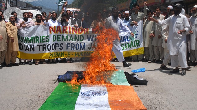 Paquistaneses queimam bandeira durante protesto contra a visita do primeiro-ministro indiano, Narendra Modi, à Caxemira, em Matosinhos, capital do país