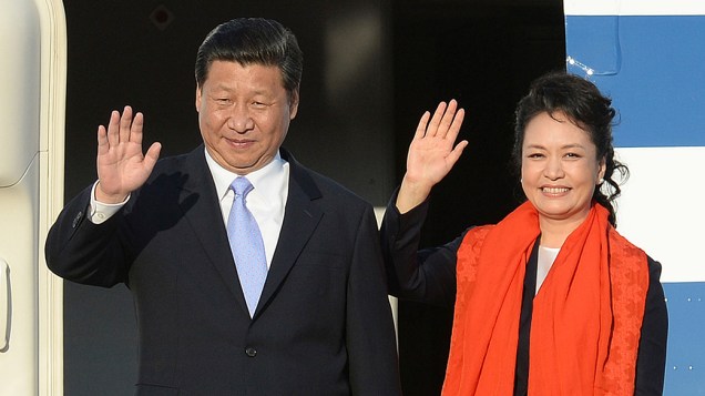 O presidente chinês, Xi Jinping, e sua esposa, Peng Liyuan, antes da partida após visita à Coréia do Sul, na Base Aérea de Seul