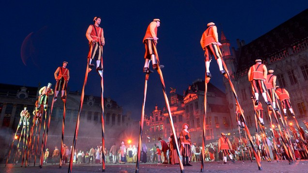 Apresentação é vista durante o Festival Medieval de Ommegang, em Bruxelas, na Bélgica