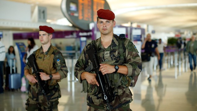 Soldados franceses patrulham terminal no Aeroporto Internacional Charles de Gaulle, em Paris; A França está reforçando a segurança no local devido ao aumento do fluxo causado pelas férias de verão